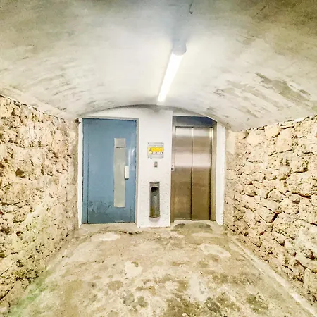 In With Lift Apartment *